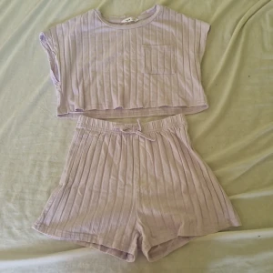 Lila magtröja och shorts sätt - Ljus lila magtröja och shorts sätt. Ursprungligen från shein. Storlek 140