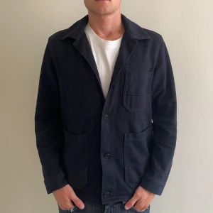 Arket overshirt  - Arket overshirt i färgen mörkblå. Nyskick, inga skavanker. Storlek S, modellen på bilden är 176cm. Nypris 1499kr, köp för endast 599kr.   