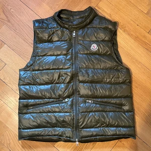 Moncler gui väst - Säljer denna gui väst då den blivit för liten för mig. Size 4/XL.