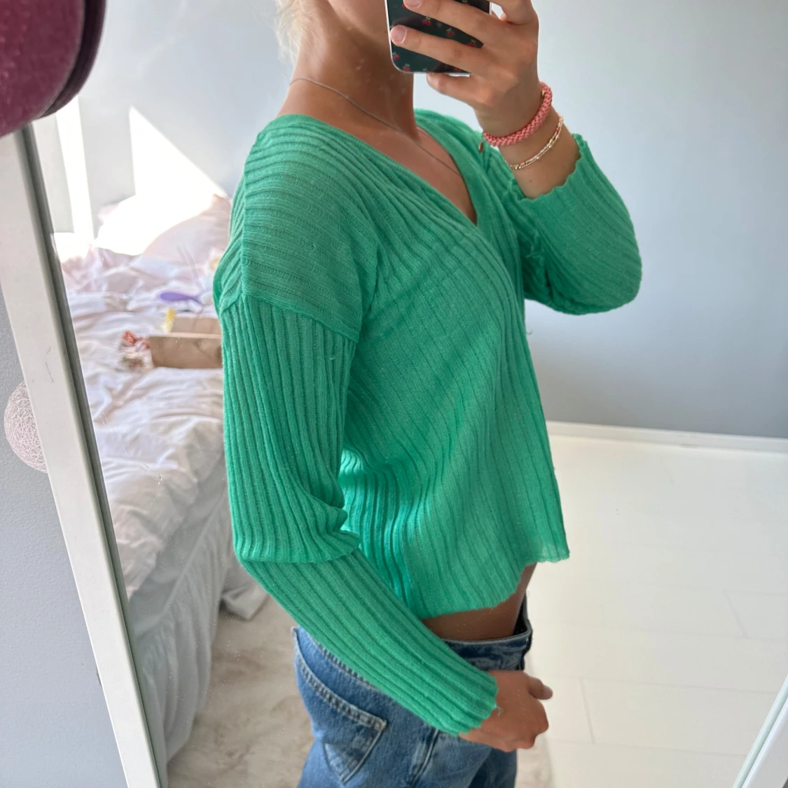 Grön ribbad stickad tröja med v-ringning - 1