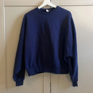Marinblå sweatshirt  - Marinblå sweatshirt i storlek S från Nelly