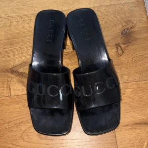 Gucci klackar - Ett par svarta Gucci klackar i stl 35-36, stor i storleken, knappt använda