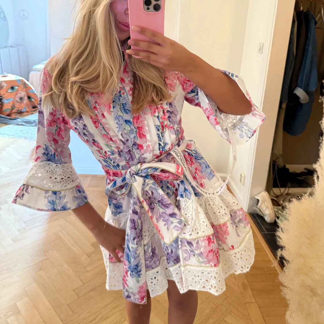 Blommig vit kortklänning från Bella barnet - 3