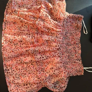 Leopardmönstrad kortkjol från Vero Moda - Supersöt kortkjol från Vero Moda med leopardmönster i rosa, rött och beige toner!