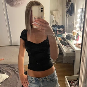 Svart croppad topp med v-ringning - Gina topp