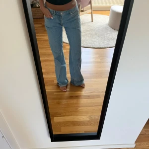 Ljusblå NAKD jeans - Säljer de populära lågmidjade jeansen från NAKD. Supersnygga och sköna, långa i modellen, jag är 168 cm och de är långa på mig! 