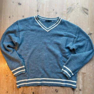 Blå stickad tröja från Glori Sport - Blå stickad tröja köpt second hand i Grekland! Står storlek L men sitter mer som en M, riktigt skön är den! Skriv vid intresse