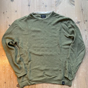 Olivgrön stickad tröja Pull&Bear - Säljer en olivgrön stickad tröja från Pull&Bear i storlek M. Tröjan har en rund halsringning och ett grovt stickat mönster. Riktigt skön, skriv vid intresse!