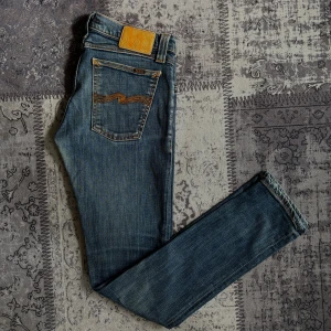 Nudie jeans  - Fint par nudie jeans i bra skick med fin tvätt och färg. Jeansen är i storlek 29/32. Modellen på jeansen är tight long john. Hör gärna av dig vid funderingar!