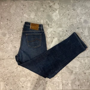 Jacob Cohen 688 - Jacob Cohën 688 || Storlek 31 || Jeansen är i bra skick, normalt slitage förekommer || Mitt pris 1499 || Mått: Midja 39cm, ytterbenläng 100cm benöppning 19cm || Tveka inte på att höra av dig vid frågor eller funderingar 