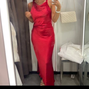 Röd långklänning i satin - Bara använd en gång. Helt slutsåld. ❤️
