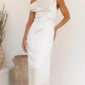 Billy J balklänning  - Vit/creme färgad balklänning eller klänning för finare sammanhang. Aldrig använd, kunde inte returnera klänningen pga att butiken är från Australien och använde en annan klänning till balen därifrån. Pris kan diskuteras.   Skriv privat för bilder från hemsidan, inlägget blir borttaget av Vinted annars. 