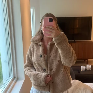 Beige teddyjacka med knappar - Fin jacka i bra skick med fina knappar från Only storlek xs men passar även s