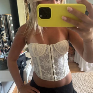 Vit spetskorsett från Zara, storlek S - Supersnygg vit korsett från Zara i storlek S. aldrig använd, köpte för 379kr
