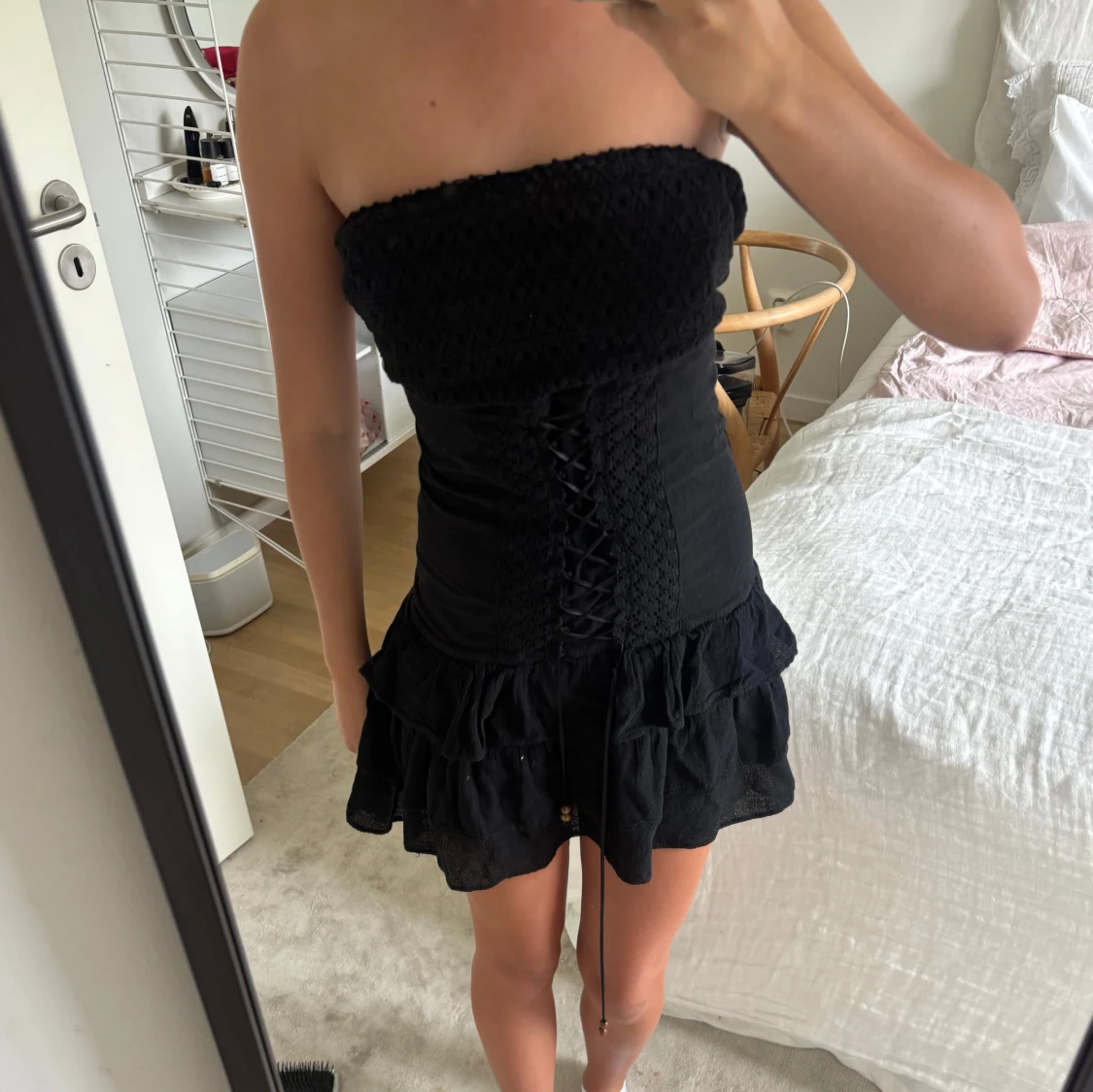 Svart kort klänning med snörning