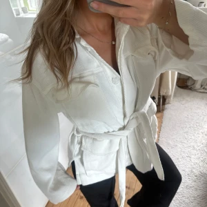 Vit manchester jacka med knytning  - Super snygg jacka med knytning i midjan🙌🏼