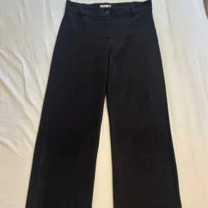 Svarta kostymbyxor  - Kostymbyxor från Nelly i storlek Xs, använda 1 gång💕Kostymbyxorna heter keep it up low waist suit pants💕