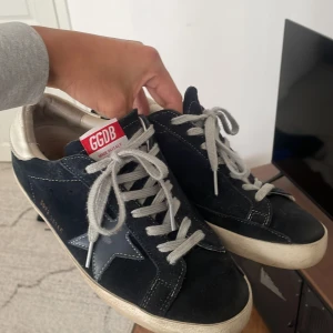Golden goose - Golden goose skor i storlek 41! Bra skick endast heeldrag, box kommer med och om ni har frågor så kontakta mig