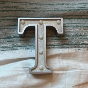 Liten T lampa - Dekorativ T bokstavs lampa, nya batterier behövs.