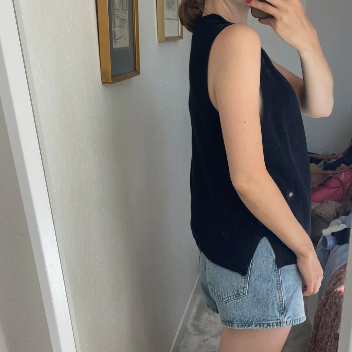 Svart stickad ärmlös topp med v-ringning - 3