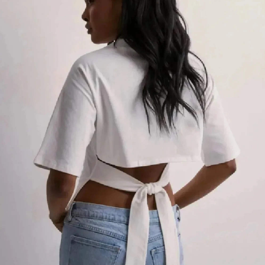 Vit croppad topp med knyt i ryggen - 1