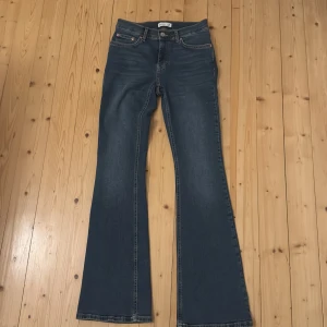 Blå bootcut jeans från Perfect Jeans - Snygga blå jeans från Perfect Jeans i klassisk bootcut-modell. Jeansen har fem fickor, normalhög midja och är tillverkade i ett stretchigt denimtyg som sitter skönt. Perfekta för dig som gillar en tidlös look med lite utsvängda ben.