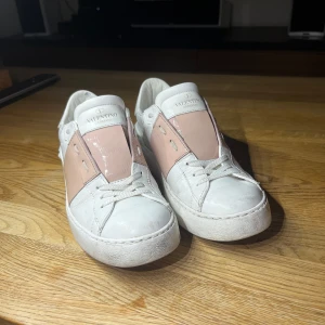 Valentino Garavani Open - Snygga Valentino Garavani Open sneakers i vitt skinn med ljusrosa. Har lite slitna men annars bra skick. Säljer då de är lite stora, har inte kvittot eller boxen kvar. Beställde från deras sida. .