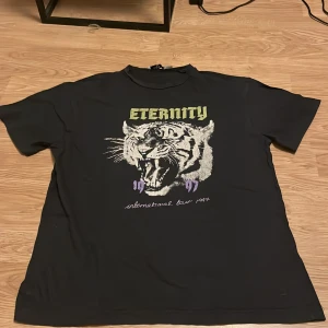 Svart oversized ”band”tshirt från NA-KD - En oversized tshirt likt en bandtshirt från NA-KD. Storlek xxs.🩷