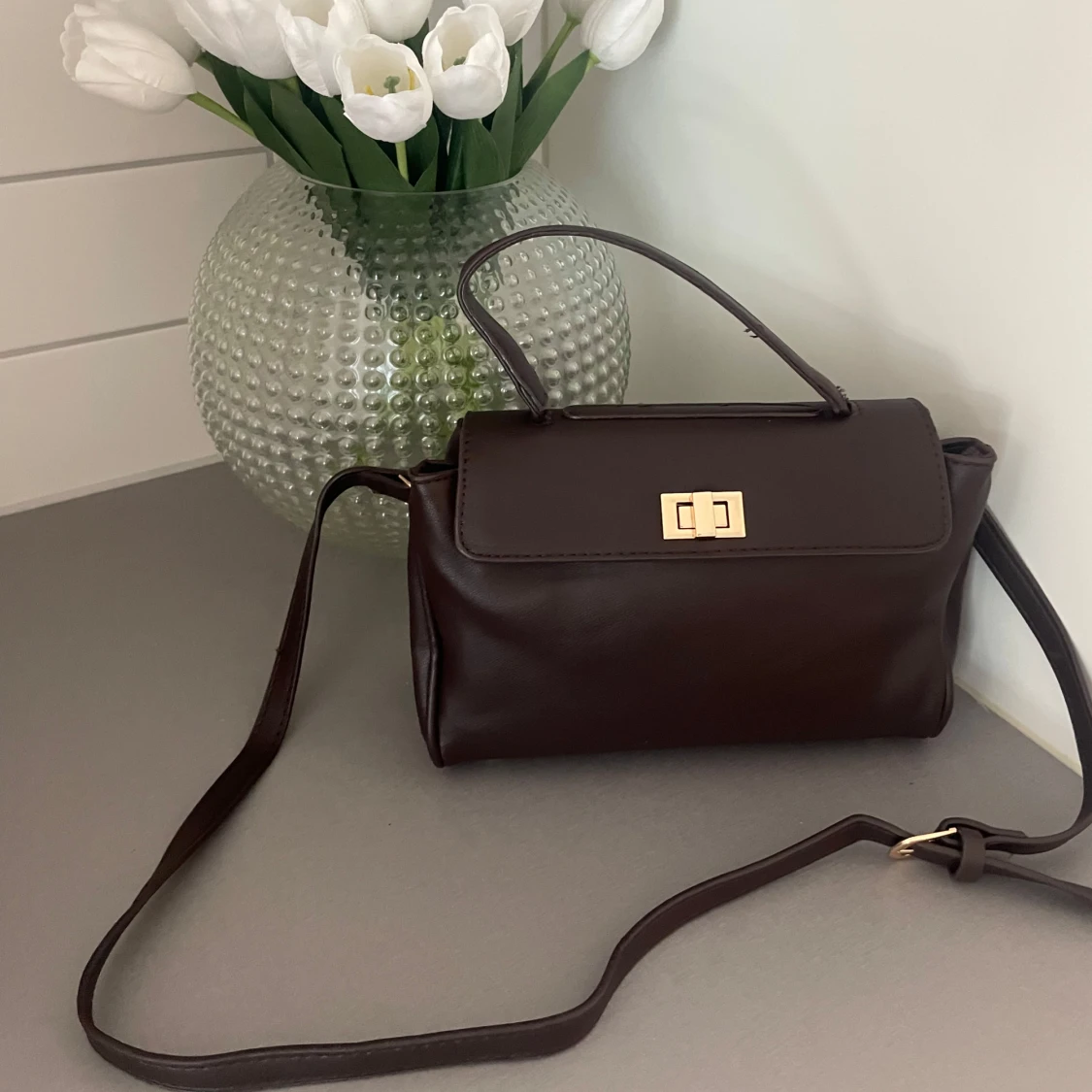 Mörkbrun axelväska med gulddetaljer