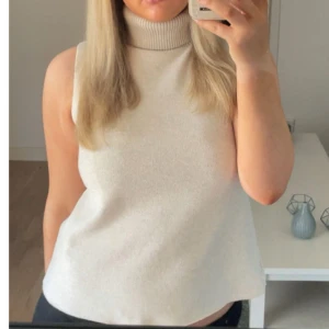 Beige stickad topp från Zara - Säljer en beige stickad topp från Zara💕 storlek M 