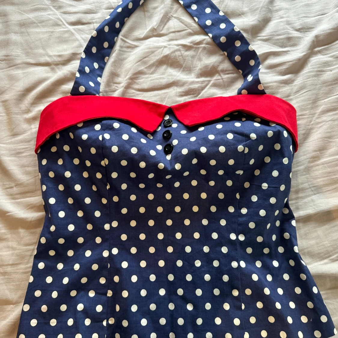 Prickig blå korsett med röd krage - 2