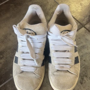 beiga adidas campus - Snygga beiga adidas campus skor, de går att rengöra mer, storlek 40 men passar mig som har 39. Kan tänka mig att sänka priset vid snabb affär