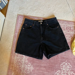 Bermuda jeansshorts - Svarta längre jeansshorts från Zara. 