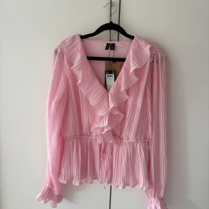 Volang blus  - från Vero Moda storlek M, aldrig använd med prislapp kvar 🩷