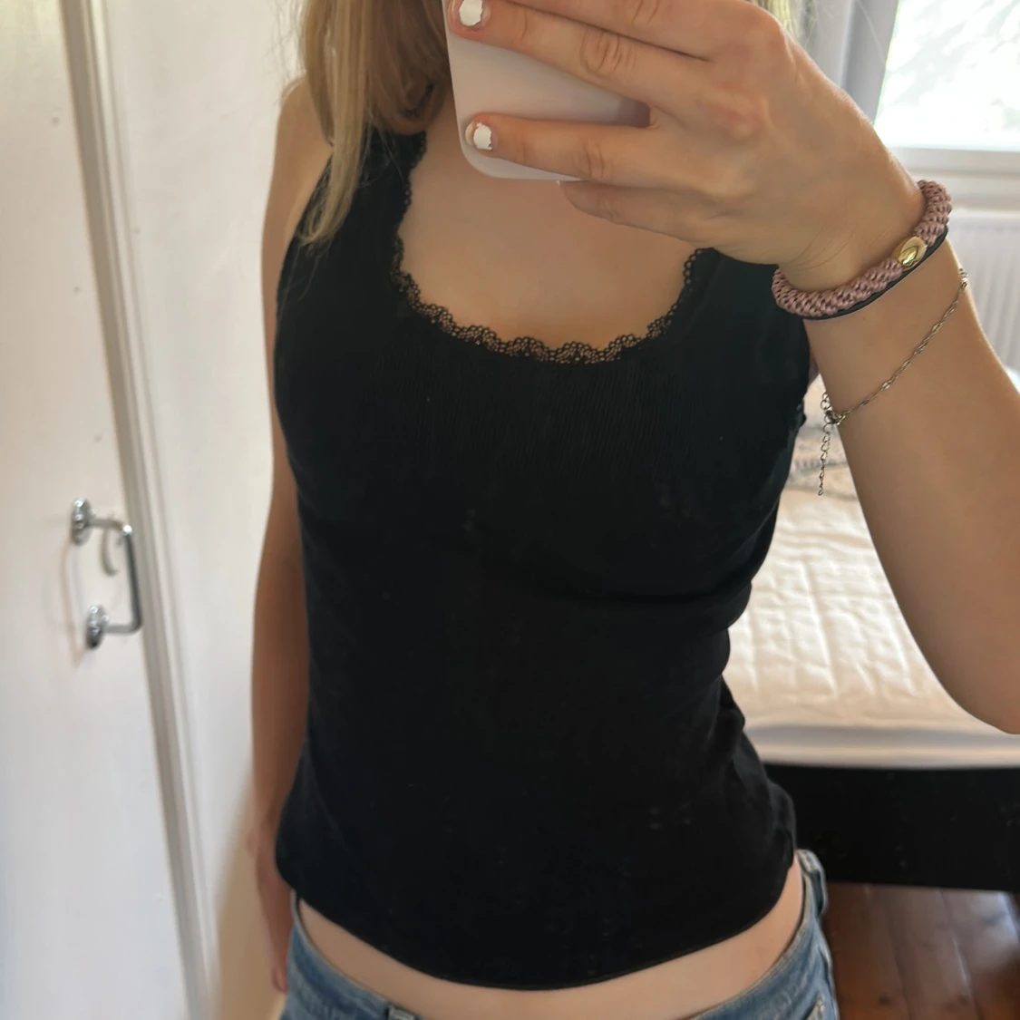 Svart linnetopp med spetskant