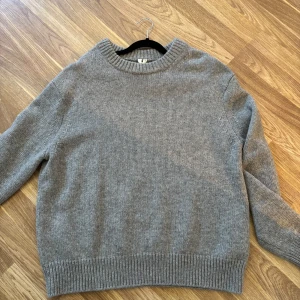 Arket stickad tröja - Stickad tröja från Arket, använd ett fåtal gånger. Nypris 790kr, passar perfekt för dig som e mellan 175-180cm