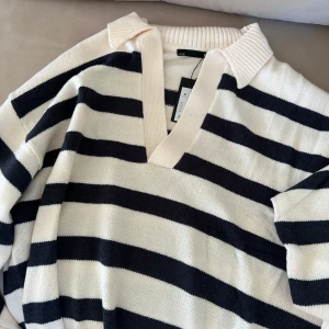 Randig stickad tröja med krage, ny med prislapp - Säljer en snygg stickad tröja i storlek S. Materialet är mjukt och skönt, passar till allt.