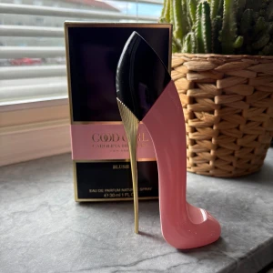 Good Girl Blush parfym 30ml - Säljer en Carolina Herrera Good Girl Blush Eau de Parfum, 30ml. Flaskan är formad som en högklackad sko i rosa och svart med gulddetaljer, riktigt snygg och unik design som sticker ut på hyllan. Kommer med originalförpackning. Helt ny