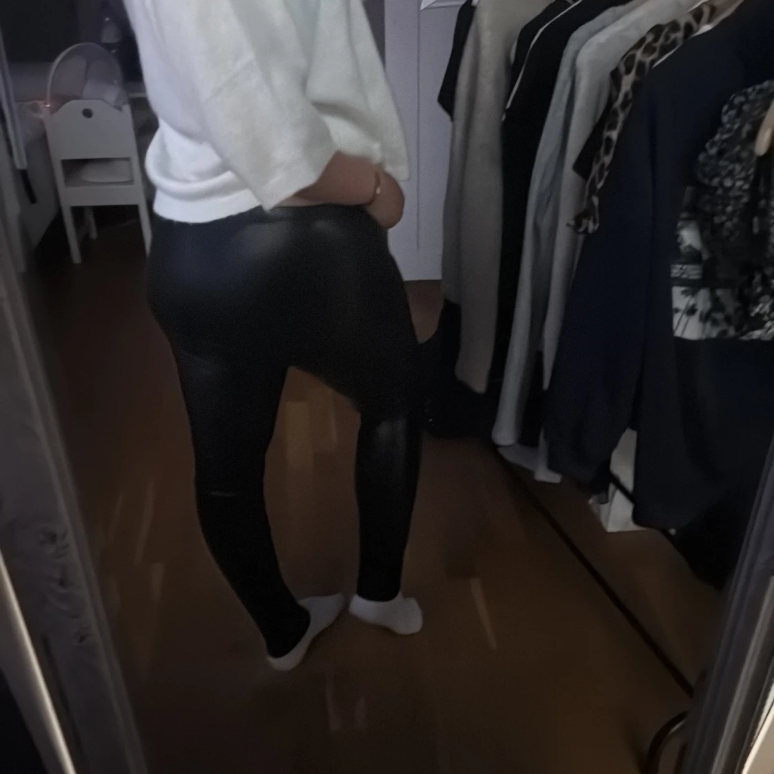 Svarta tighta lackbyxor från Boland - 1