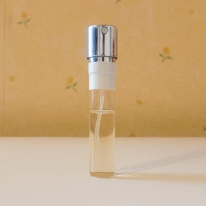 Room 1015 Wavechild EdP Sniph - Sniph-rör med den populära parfymen Room 1015 Wavechild EdP, med doftnoter av bl a vattenmelon, apelsin, amber och kokosnöt. Röret hade 8 ml från början, uppskattar att det är ca 6 ml kvar (se bilder för kvarvarande mängd). Kan skicka via Postnord för billigare frakt, skicka pm.