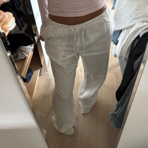 Vita linnebyxor från Gina Tricot - Ett par vita mid/low waist linnebyxor från Gina tricot i storlek xs. Nyskick då de aldrig kommit till användning. Slutsålda online. Nypris 399kr. Passar dig som är runt 160 cm💕 