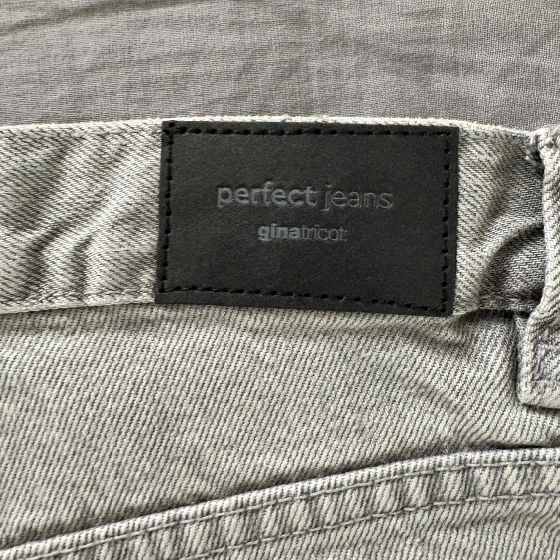 Grå jeans från ginatricot - 4