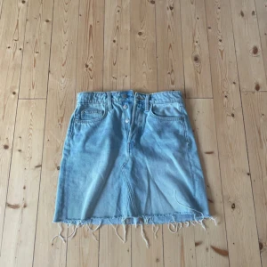 Ljusblå jeanskjol  - Säljer en ljusblå jeanskjol från hm 