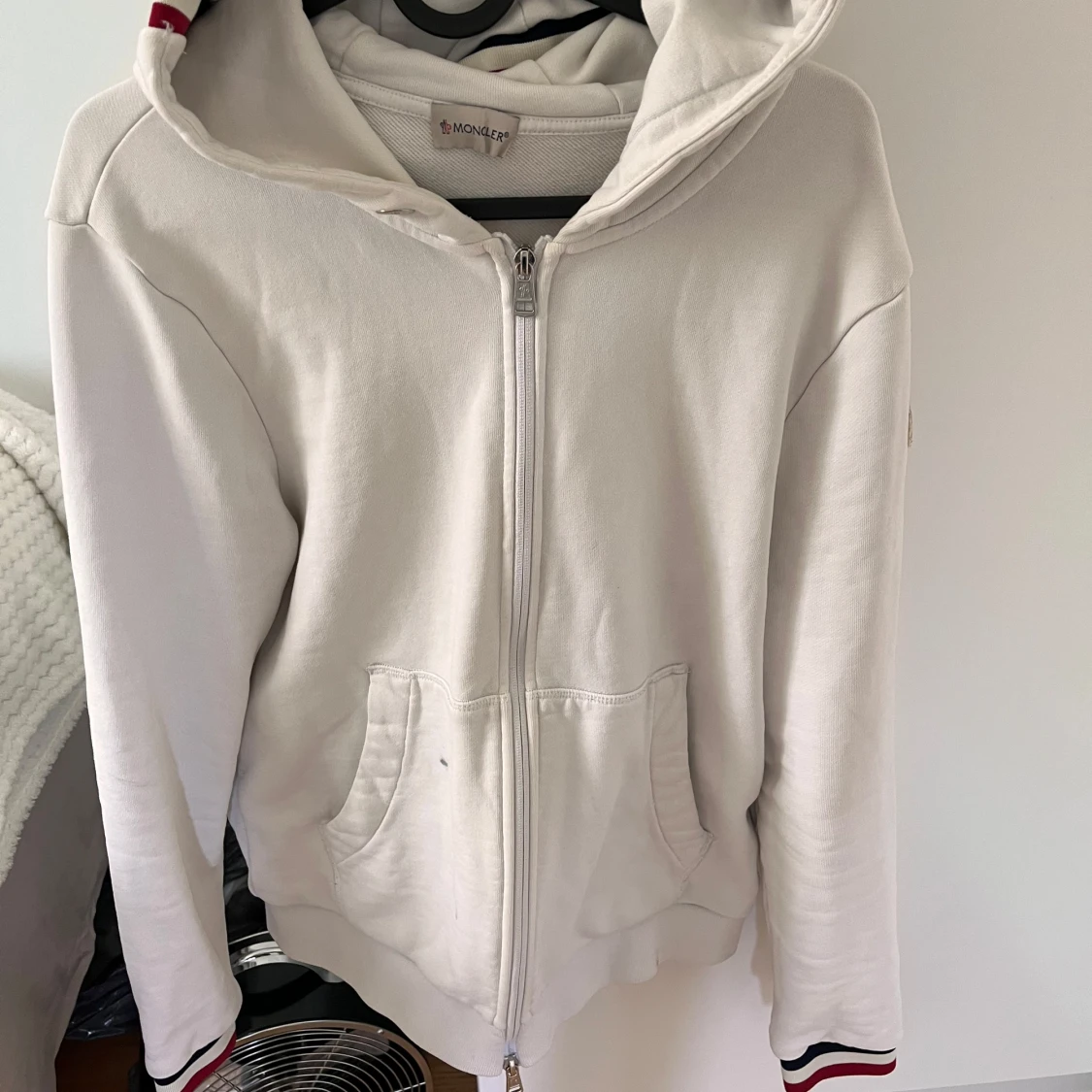 Vit hoodie från Moncler med dragkedja