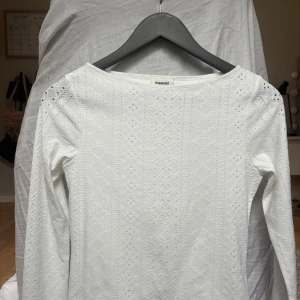 Vit broderad topp  - Säljer en vit topp från Kappahl i storlek 158/164. Toppen har ett broderat mönster över hela! Den är använd någon gång men inget som syns!! Kan absolut sänka pris vid intresse!!Kontakta om du har funderingar!!❤️