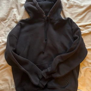 Svart hoodie med huva och ficka - Svart hoodie från Bik Bok