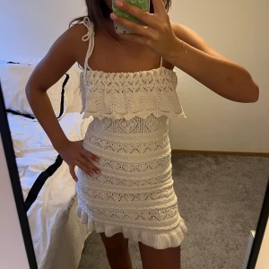 Virkad klänning  - Super söt virkad klänning med knytbara band! Absolut älskar 