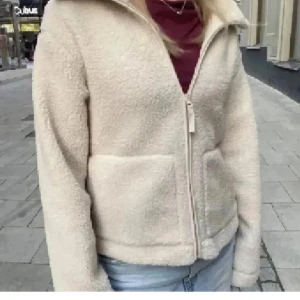 Beige teddyjacka - Super fin och knappt använd teddy jacka från HM. Strl m💕