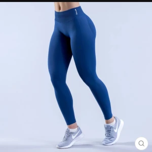 DFYNE deep sea tights impact - storlek small. Använd 2 gånger har en matchande topp till.