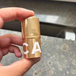 Krämig highlighterstick från CAIA - Säljer en highlighterstick från CAIA i en lyxig guldig förpackning. Produkten har en krämig formula och ger ett snyggt glow med en ljus champagnefärgad ton. Perfekt att använda direkt på huden för att framhäva kindben, näsrygg eller under brynen. Färgen: pearl - OBS - använt 1 gång!